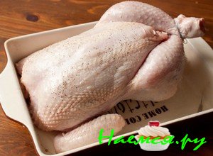 Далее Вам понадобятся зубочистки либо иголка с ниткой, нужно зашить курицу, так чтобы не вылезла во время готовки начинка