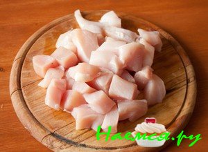 Теперь возьмите куриные грудки, помойте их, просушите и порежьте в виде небольших кусочков