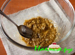 Для начала почистите чеснок, потом возьмите терку с мелкими отверстиями и потрите на ней имбирь с чесноком