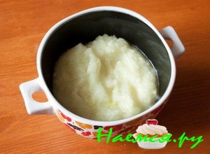 Потом почистите несколько луковиц, возьмите блендер и измельчите его, у Вас должно получиться луковое пюре