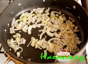 обжарьте лук