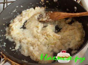 Потом возьмите емкость с луковым пюре, отправьте его сковороду с обжаренным луком, овощи перемешайте и пусть они жарятся еще 5 минут