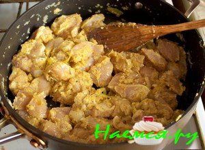 Теперь к овощам отправьте порезанное кусочками мясо в пряностях и обжаривайте ингредиенты вместе еще 8 минут