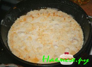 Поставьте емкость с холодной водой на огонь, посолите жидкость и доведите до кипения