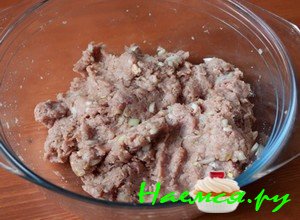 Смешайте лук, зелень и фарш