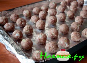 Потом возьмите фарш и сформируйте из него небольшие фрикадельки