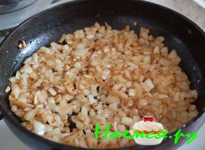 Обжарьте лук