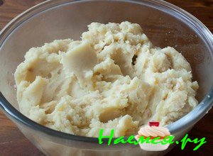 Потом в картошку добавьте несколько яиц, поджаренный лучок и ингредиенты хорошенько перемешайте