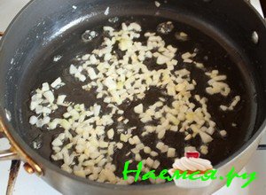 Обжарьте лук