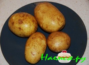 Картошку по данному рецепту мы очищать не будем, так как запекается она в мундирах