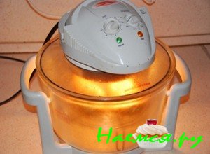 Включите кухонную технику на 45 минут, а вот что касается температуры, так она не должна быть меньше чем 200 градусов