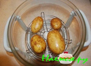 Теперь смазанную картошку отправляйте на решетку аэрогриля.