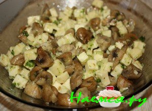 Возьмите брынзу, положите сыр на разделочную доску и порежьте в виде небольших кубиков.