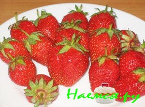 Прежде чем Вы начнете готовить компот, клубнику в обязательном порядке переберите, оторвите хвостики и хорошенько помойте