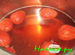 Как только компот начнет закипать, сделайте слабый огонь и пусть он немного покипит