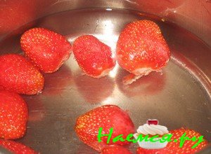 Потом отправьте перебранную ягоду в емкость, залейте прохладной водой, добавьте сахар и поставьте на огонь