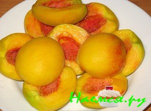 Удалите косточку из персика