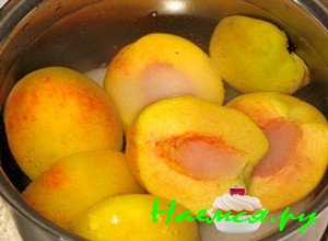 Подготовленные персики отправьте в емкость, в которой будете варить напиток, засыпьте их сахаром и залейте водой