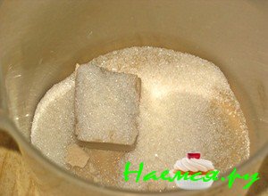 Возьмите большую емкость, отправьте в нее дрожжи