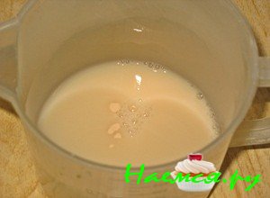 Мешайте до тех пор, пока дрожжи и сахар полностью растворятся