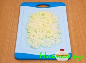 Для начала почистите и измельчите лук.