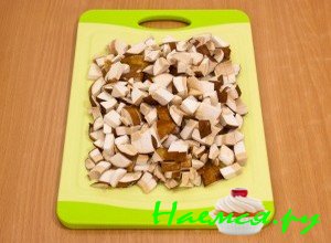 Потом помойте, просушите грибы, положите их на разделочную доску и порежьте в виде мелких кусочков