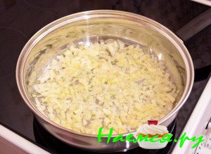 Поставьте сковороду на огонь, положите в нее сливочное масло и в разогретую сковородку отправьте обжариваться измельченный лук