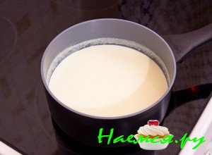 Затем в обжаренную муку в масле влейте сливки