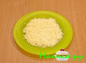 Возьмите мелкую терку и потрите на ней сыр