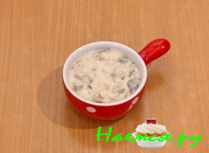 Возьмите кокошницы и выкладывайте в них грибы в соусе