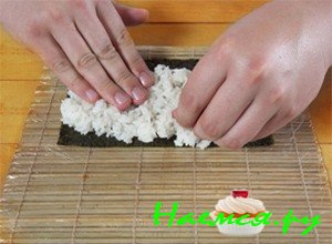 добавьте лосось и заверните ролл