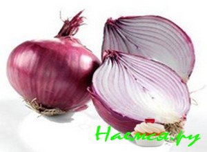 Потом почистите лук и порежьте его в виде небольших кубиков