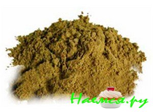 Теперь поперчите салат черным молотым перцем посолите по своему вкусу