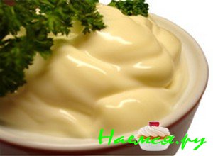 добавьте несколько ложек майонеза и ингредиенты хорошенько перемешайте