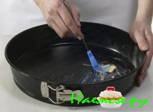 Подготовьте формочку, в которой будете выпекать торт, смажьте ее сливочным маслом и посыпьте мукой.