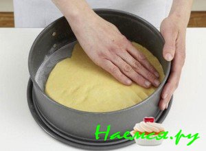 Теперь возьмите тесто, раскатайте его с помощью скалки и отправьте в формочку, обязательно сформируйте невысокие бортики