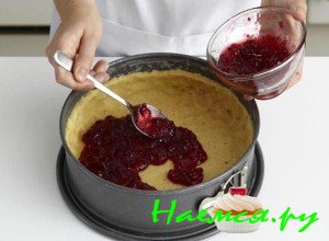 Теперь на тестовый слой выкладывайте джем, приготовленный из смородины