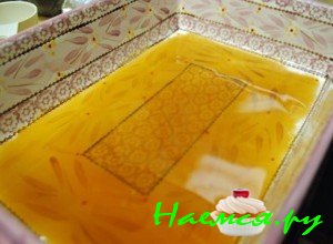 озьмите формочку смажьте ее сливочным маслом и отправьте в нее карамель