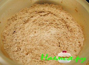 Теперь возьмите еще одну емкость просейте в нее несколько раз муку, добавьте какао, соду, предварительно погашенную в уксусе, посолите, добавьте корицу и ингредиенты перемешайте