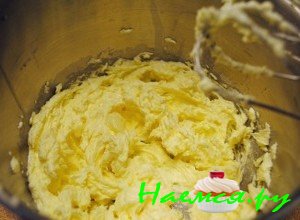 Теперь приготовьте тестовую массу. Возьмите емкость, отправьте в нее сливки, добавьте размягченное сливочное масло, сахар, куриные яйца и продукты хорошенько помешайте