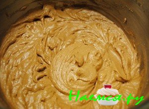 Далее в одной емкости смешайте несколько приготовленных масса и отправьте их в формочку, в которую вылили карамель