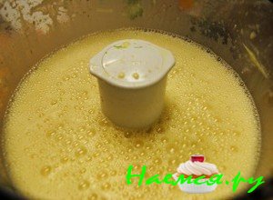 Возьмите еще одну чистую емкость, положите в нее творог, куриные яйца и с помощью блендера взбейте ингредиенты