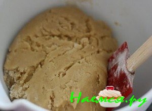 Потом возьмите широкую емкость, отправьте в нее несколько раз просеянную муку, добавьте сахар, корицу, соду и соль