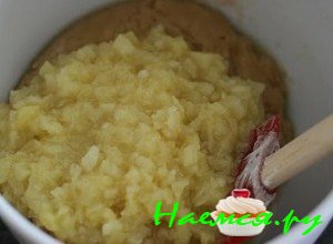 Затем в тестовую массу положите заранее порезанные в виде кусочков консервированные ананасы