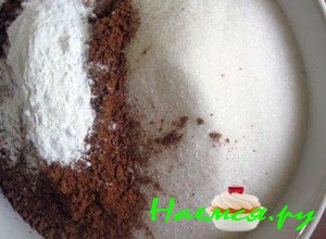 Возьмите емкость, всыпьте в нее сахар, добавьте какао, соду, разрыхлитель и соль, возьмите венчик и с его помощь смешайте ингредиенты