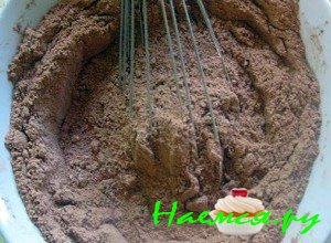 Когда ингредиенты перемешаете, отставьте емкость с сухой массой в сторонку пусть немного постоит