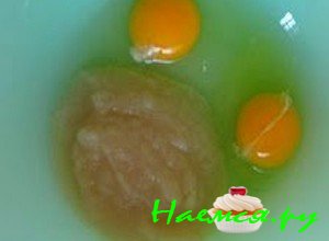 Теперь возьмите еще одну емкость, вбейте в нее яйца, влейте яблочный соус и с помощью миксера взбейте продукты, у Вас должна получиться однородная масса