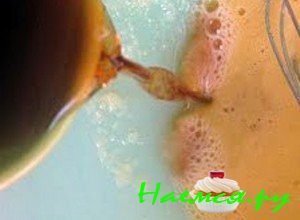 Потом во взбитую массу добавьте заранее приготовленный черный кофе