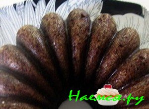 Отправьте лакомство в духовой шкаф и выпекайте его около часа