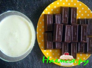 Готовый корж достаньте из духового шкафа и полностью остудите